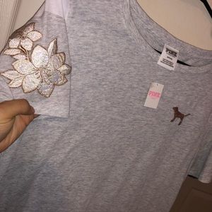 BRAND NEW W TAGS VS Pink tee